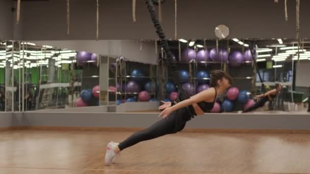 Bungee Antrenmanı Zor Egzersizler Bungee Fitness Modern Aktif Spor Kullanarak — Stok video