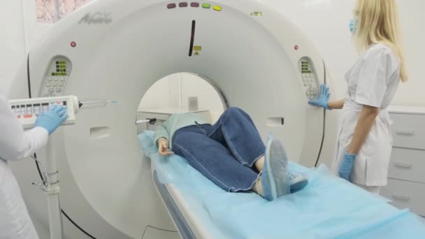 Die Patientin Wird Unter Aufsicht Von Zwei Qualifizierten Radiologen Einer — Stockvideo