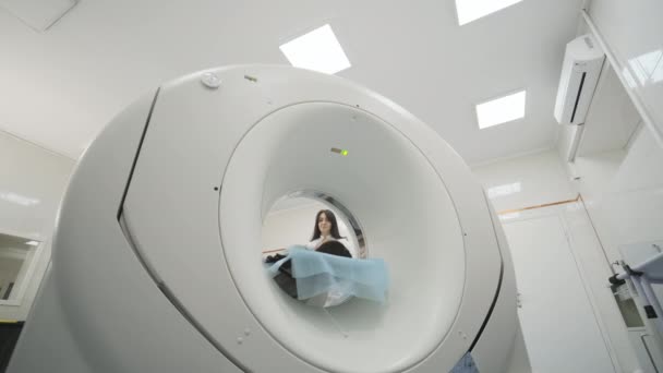 Vrouwelijke Patiënt Ondergaat Een Mri Scan Onder Toezicht Van Een — Stockvideo