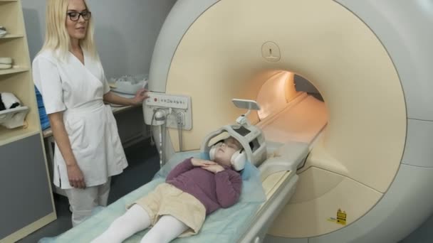 Woman Doctor Radiologist Makes Mri Scanning Brain Head Neck Patient — Wideo stockowe