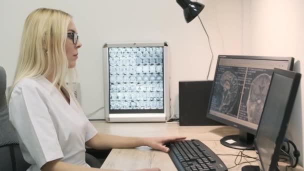 Médica Radiologista Profissional Examina Resultados Tomografia Computadorizada Ressonância Magnética Cérebro — Vídeo de Stock