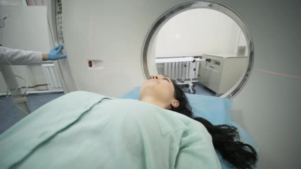 Nőbeteget Vagy Mri Vizsgálatnak Vetik Alá Képzett Radiológus Felügyelete Alatt — Stock videók