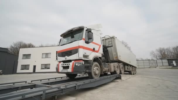 Ein Lastwagen Kippt Bauschutt Auf Eine Baustelle Rodungsgebiet — Stockvideo