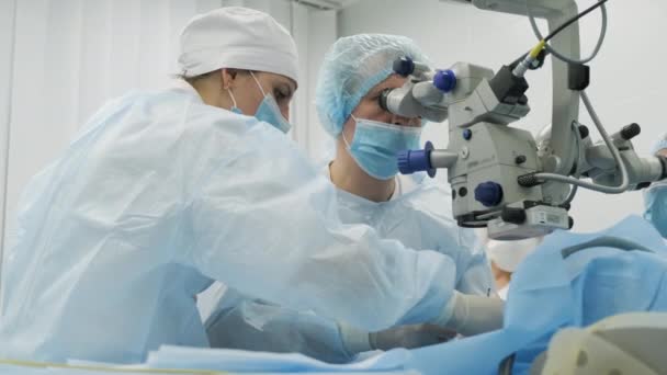 Equipo Cirugía Que Realiza Cirugía Estrabismo Utilizando Tecnologías Modernas Dispositivos — Vídeos de Stock