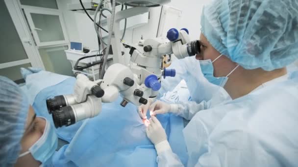 Equipo Cirugía Que Realiza Cirugía Estrabismo Utilizando Tecnologías Modernas Dispositivos — Vídeo de stock