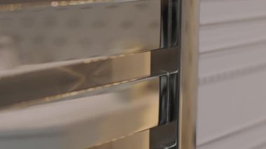 Kapalı havlu korkuluğu, banyoda kurutucu, metal borular, metal piller.