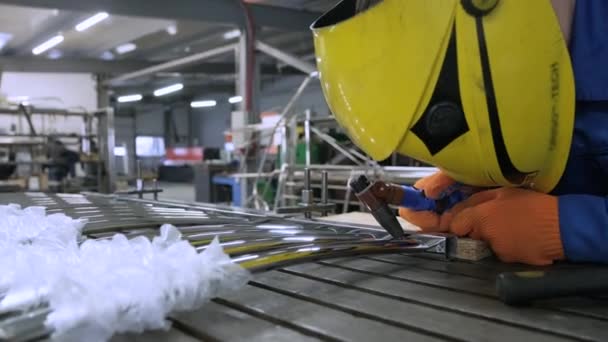 在车间里戴口罩焊接的人 金属工人使用体力劳动 熟练的焊工 这家工厂的焊机正在焊接不锈钢管子 工厂中的工业部分 — 图库视频影像