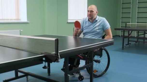 Mand Kørestol Spiller Bordtennis Handicappede Spiller Bordtennis Rehabilitering Handicappede Paralympisk – Stock-video