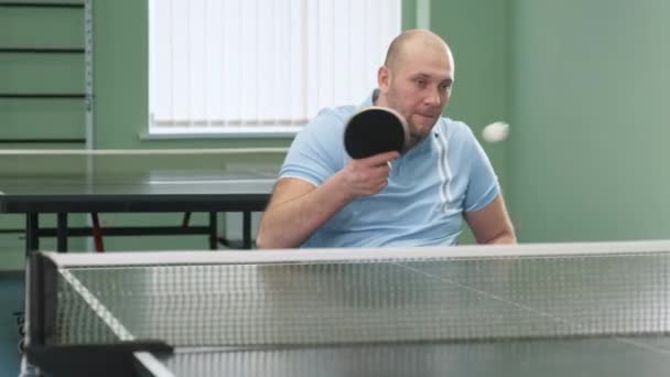 Чоловік Інвалідному Візку Грає Теніс Люди Інвалідністю Грають Настільний Теніс — стокове відео