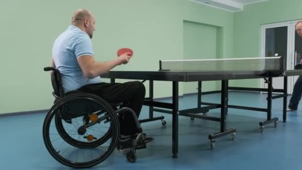 Человек Инвалидной Коляске Играет Пинг Понг Люди Ограниченными Возможностями Играют — стоковое видео