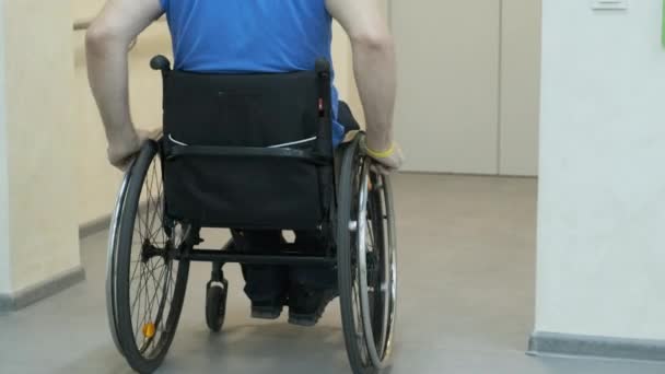 Homme Fauteuil Roulant Entre Dans Ascenseur Une Personne Handicapée Prend — Video