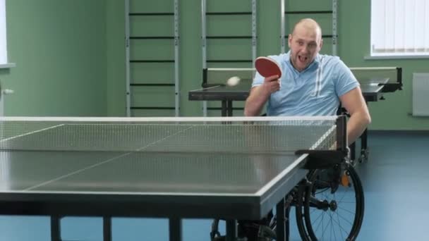 Man Rullstol Spelar Pingis Personer Med Funktionsnedsättningar Spelar Bordtennis Rehabilitering — Stockvideo