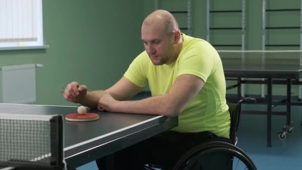 Чоловік Інвалідному Візку Грає Теніс Люди Інвалідністю Грають Настільний Теніс — стокове відео