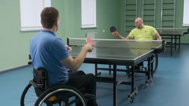 坐轮椅的人打乒乓球 残疾人打乒乓球 残疾人的康复 残奥运动 — 图库视频影像