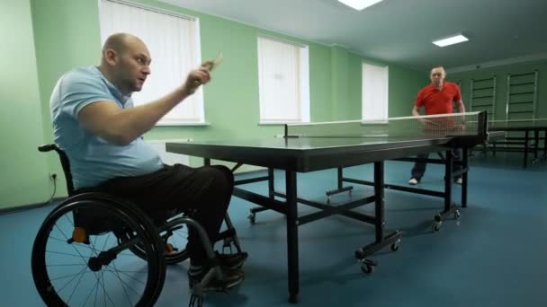 Man Rullstol Spelar Pingis Personer Med Funktionsnedsättningar Spelar Bordtennis Rehabilitering — Stockvideo