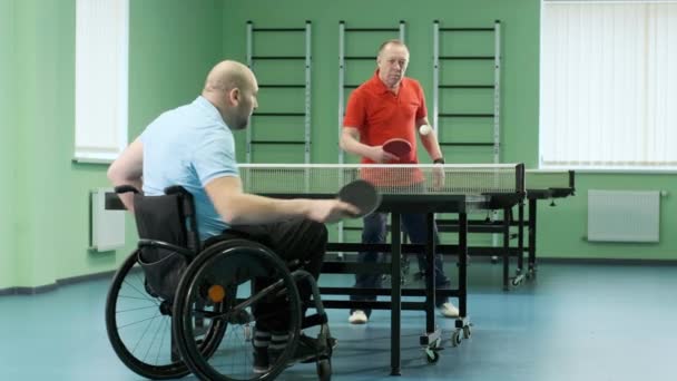 homme fauteuil roulant joue ping pong les personnes handicapees jouent video gorun c 459852974