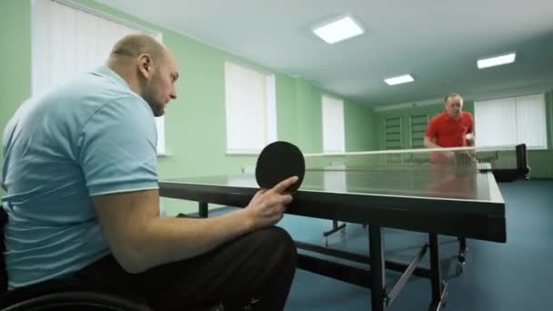 Ein Mann Rollstuhl Spielt Tischtennis Menschen Mit Behinderungen Spielen Tischtennis — Stockvideo