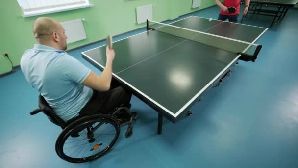 휠체어를 남자가 탁구를 장애가 사람들은 탁구를 합니다 신체장애자들의 스포츠 — 비디오