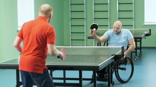 Homem Numa Cadeira Rodas Joga Ping Pong Pessoas Com Deficiência — Vídeo de Stock