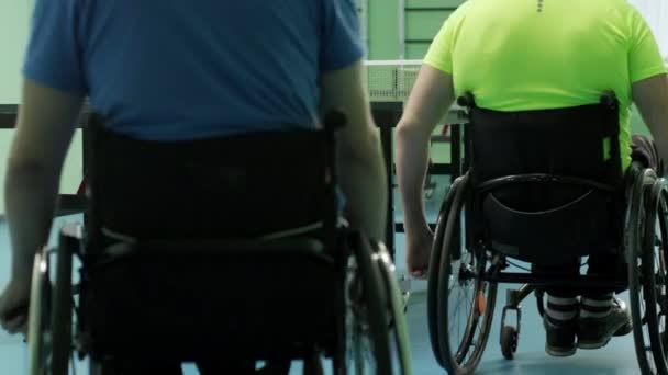 坐轮椅的人打乒乓球 残疾人打乒乓球 残疾人的康复 残奥运动 — 图库视频影像