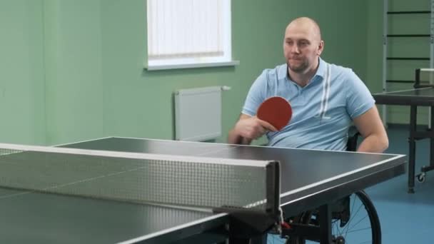 Mand Kørestol Spiller Bordtennis Handicappede Spiller Bordtennis Rehabilitering Handicappede Paralympisk – Stock-video