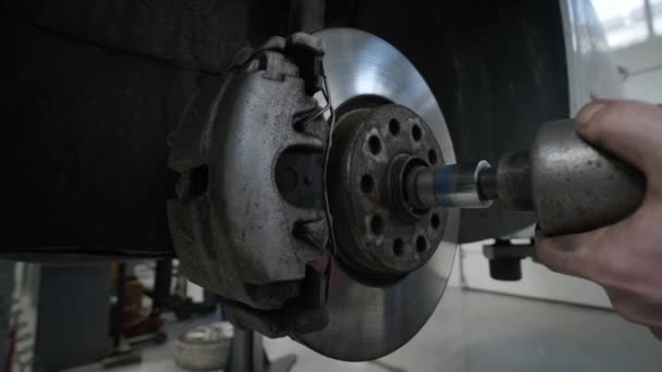 Tamir Istasyonunda Kaldırılan Otomobilin Tekerlek Fren Ayakkabılarını Değiştiren Araba Tamircisi — Stok video