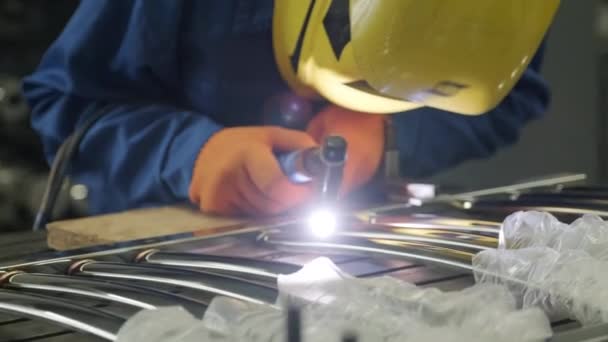 Mann Mit Maske Schweißt Einer Werkstatt Metallarbeiter Arbeiten Mit Handarbeit — Stockvideo