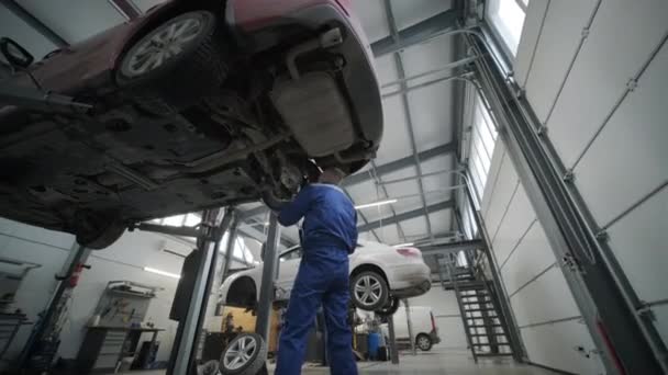 Carro Mecânico Substituindo Carro Sapatos Freio Roda Automóvel Levantado Estação — Vídeo de Stock