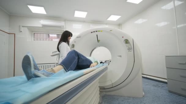 Kvinnliga Patienter Genomgår Datortomografi Eller Mrt Undersökning Överinseende Radiolog Modern — Stockvideo