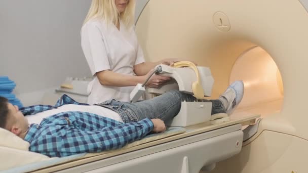 Femeia Doctor Face Scanare Rmn Genunchi Articulație Pacientul Tânăr Masa — Videoclip de stoc