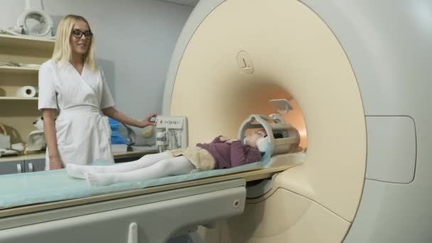 Radiologista Médico Mulher Faz Uma Ressonância Magnética Cérebro Cabeça Pescoço — Vídeo de Stock