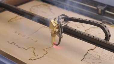 Cnc lazer kesme makinesi dünya haritasını tahta ve kontrplak üzerinde keser