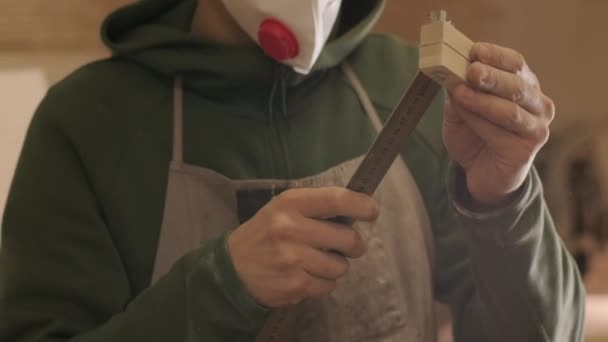 Εργατικός Επαγγελματίας Ξυλουργός Μάσκα Και Γυαλιά Κρατώντας Ένα Χάρακα — Αρχείο Βίντεο