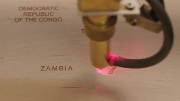 Maszyna Cięcia Laserowego Cnc Tnie Mapę Świata Drewnianej Desce Sklejce — Wideo stockowe