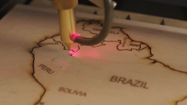 Máquina Corte Laser Cnc Corta Mapa Mundo Prancha Madeira Madeira — Vídeo de Stock