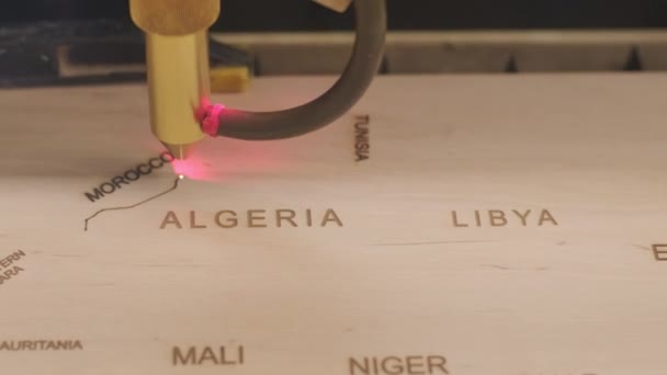Máquina Corte Laser Cnc Corta Mapa Mundo Prancha Madeira Madeira — Vídeo de Stock
