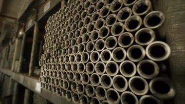 Bir paletin üzerine yığılmış çelik borular.