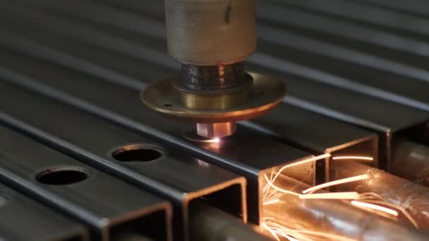 Cnc 기술을 레이저 현대식 공장에서 파이프를 레이저로 레이저 파이프에 구멍을 — 비디오