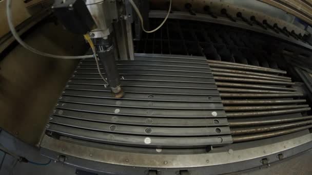 现代工业激光机床采用数控机床 金属切割工艺 现代工厂钢管的激光切割 激光在管子上打孔 — 图库视频影像