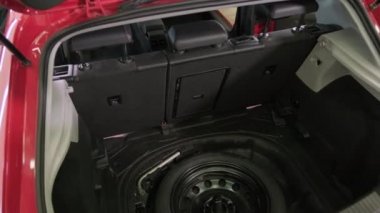 Profesyonel araba temizliği. Yıkama, kuru temizleme ve kabin temizliği. Cesedin derin temizliği, koltuk temizliği. Araba yıkamada köpük silerken. Araba panelini tozdan temizliyorum. Elektrikli süpürge.