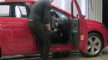 Profesyonel araba temizliği. Yıkama, kuru temizleme ve kabin temizliği. Cesedin derin temizliği, koltuk temizliği. Araba yıkamada köpük silerken. Araba panelini tozdan temizliyorum. Elektrikli süpürge.