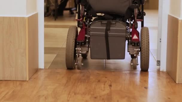 휠체어를 복도로 내려갑니다 장애가 병원을 돌아다니고 로열티 프리 스톡 비디오