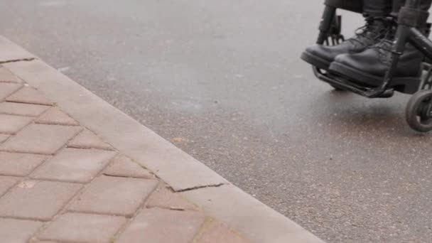 Человек Ограниченными Возможностями Передвигается Улице Инвалидном Кресле Граница Препятствует Передвижению — стоковое видео
