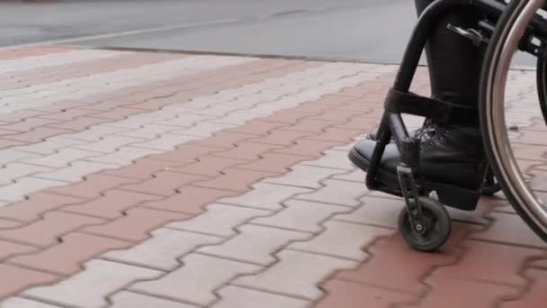 Ένα Άτομο Αναπηρία Κινείται Κατά Μήκος Του Δρόμου Μια Αναπηρική — Αρχείο Βίντεο