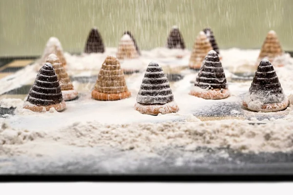 Kar Fırtınasında Satranç Tahtasında Tatlı Noel Arı Kovanı Pastası Geleneksel — Stok fotoğraf