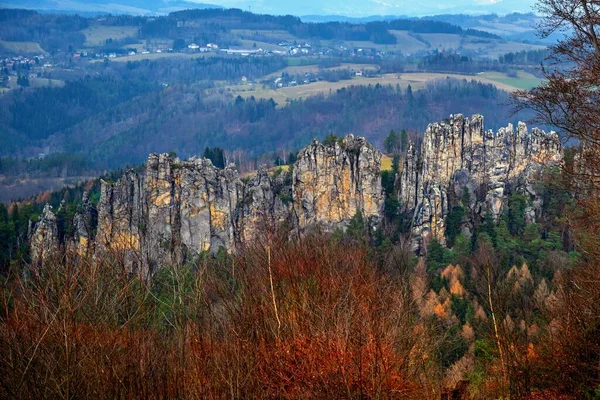 石壁の形成 乾燥した岩 村の近くのチェコのパラダイスベゼディツェ チェコ共和国 — ストック写真