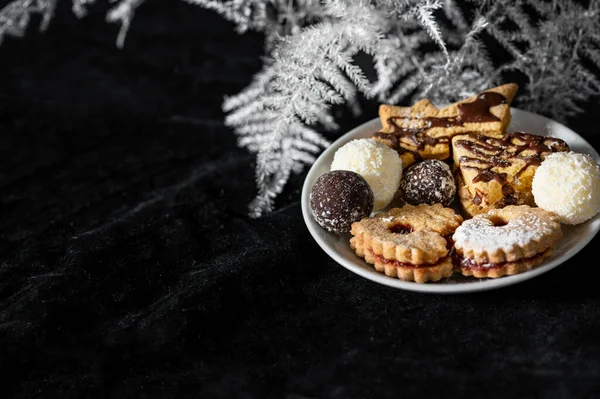 Pile Biscuits Noël Sur Plaque Blanche Sur Fond Velours Noir — Photo