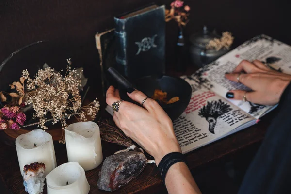 Bruja Wiccan Altar Lanzando Hechizo Antiguos Libros Sombras Abren Altar — Foto de Stock