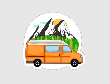 Van Life çıkartması. Arkasında orman ve dağlar olan turuncu bir minibüs. Minibüste yaşamak, doğada kamp yapmak, seyahat etmek. Vektör illüstrasyonu.