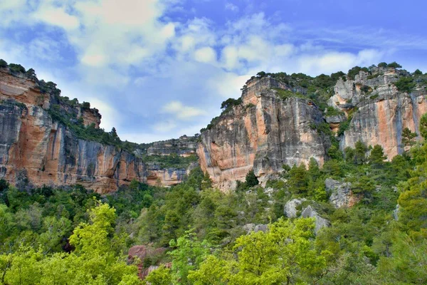 Orangefarbener Massiver Felsen Grünen Berghang Bewachsen Mit Bäumen Kletterbereich Blauer — Stockfoto
